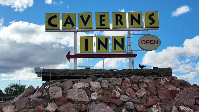 Grand Canyon Caverns Inn